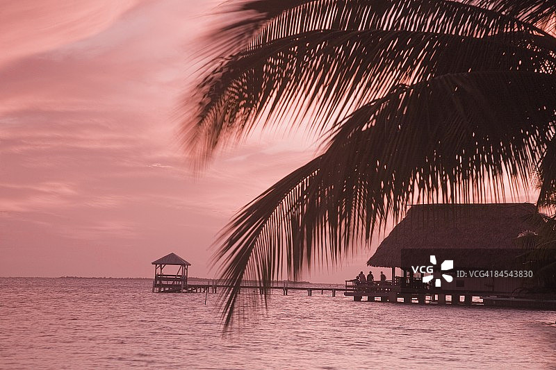 中美洲伯利兹普拉森西亚穆林斯附近的沙滩酒吧日落景色图片素材