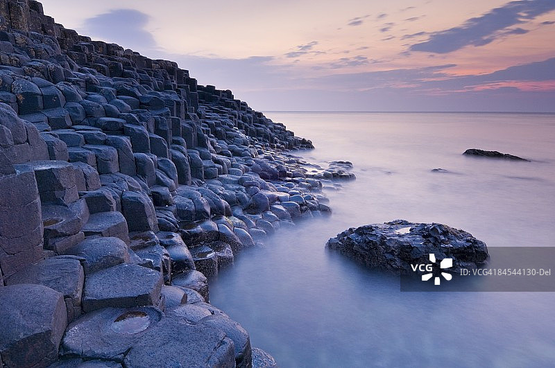 巨人堤道的六边形玄武岩柱，联合国教科文组织世界遗产，特殊科学兴趣区，靠近北爱尔兰阿尔斯特郡布什米尔斯，欧洲图片素材