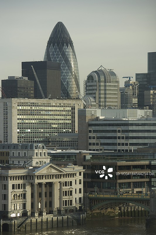 伦敦城市天际线，含瑞士再保险大厦（小黄瓜），英国伦敦图片素材