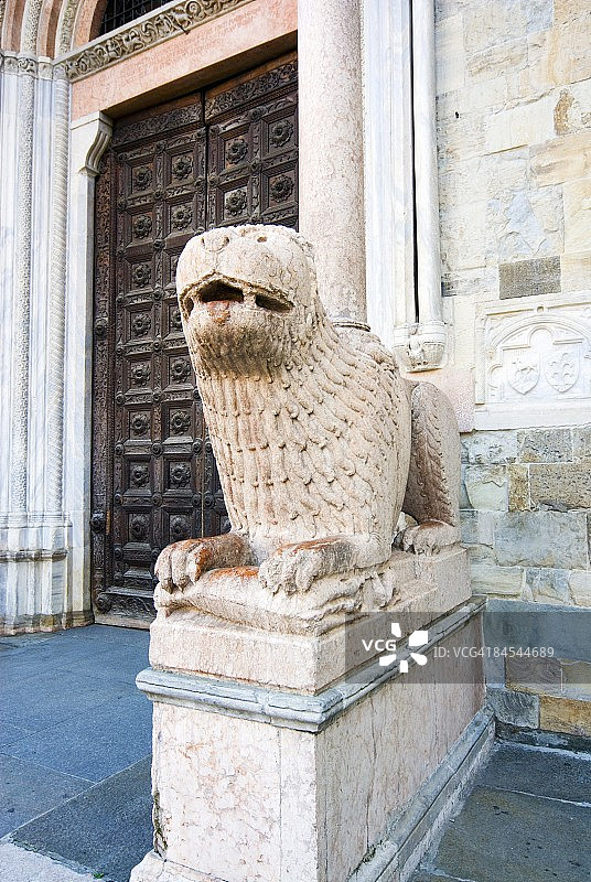 意大利艾米利亚-罗马涅帕尔马大教堂外的狮子图片素材