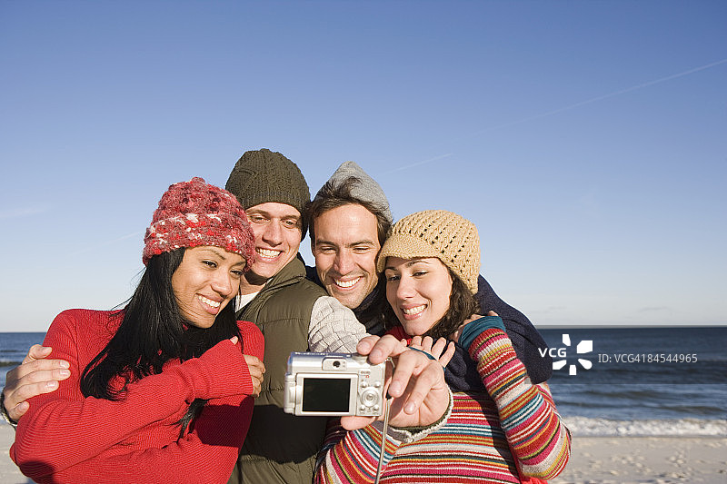 在海滩上的四个朋友图片素材