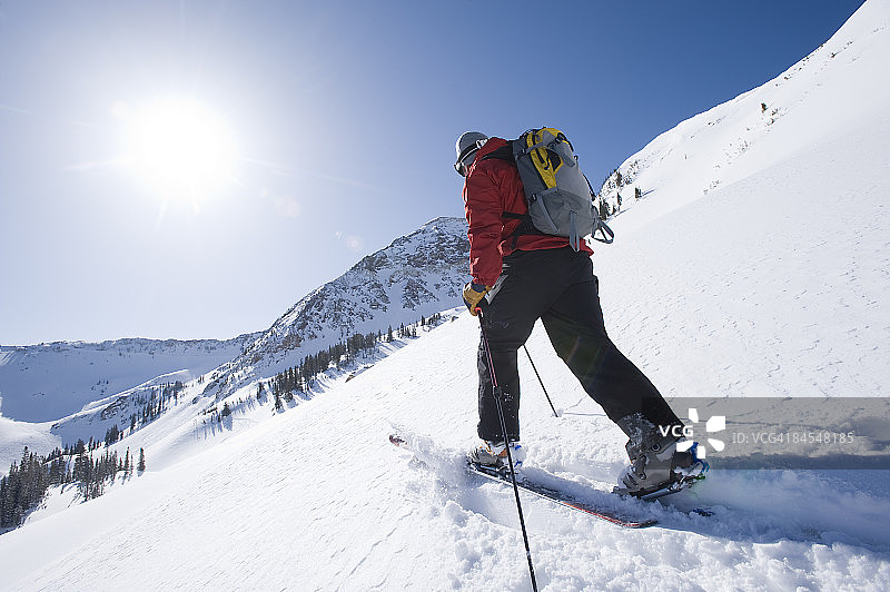 男人滑雪登山图片素材