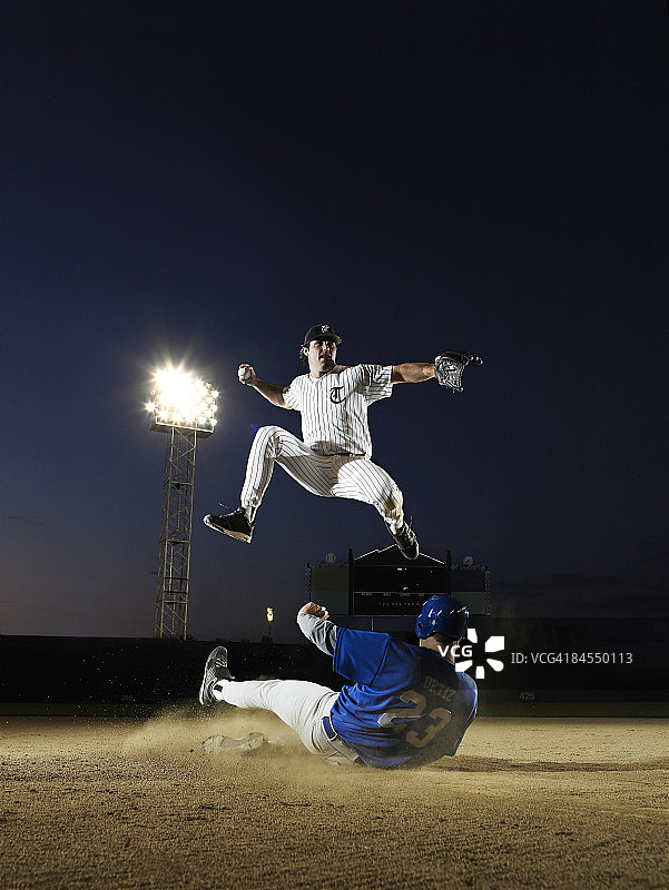 滑垒到二垒的棒球运动员图片素材