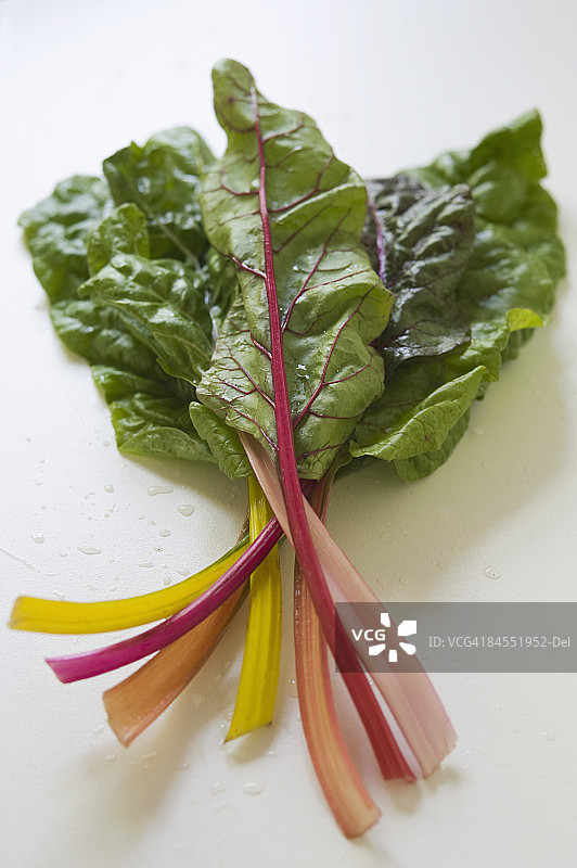 红色、彩虹色和金色甜菜图片素材