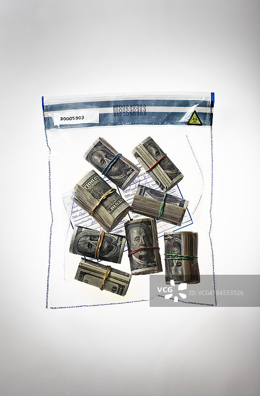 警察证据袋中的100美元捆图片素材