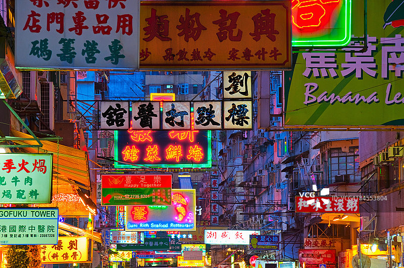 香港九龙区弥敦道的霓虹灯招牌图片素材