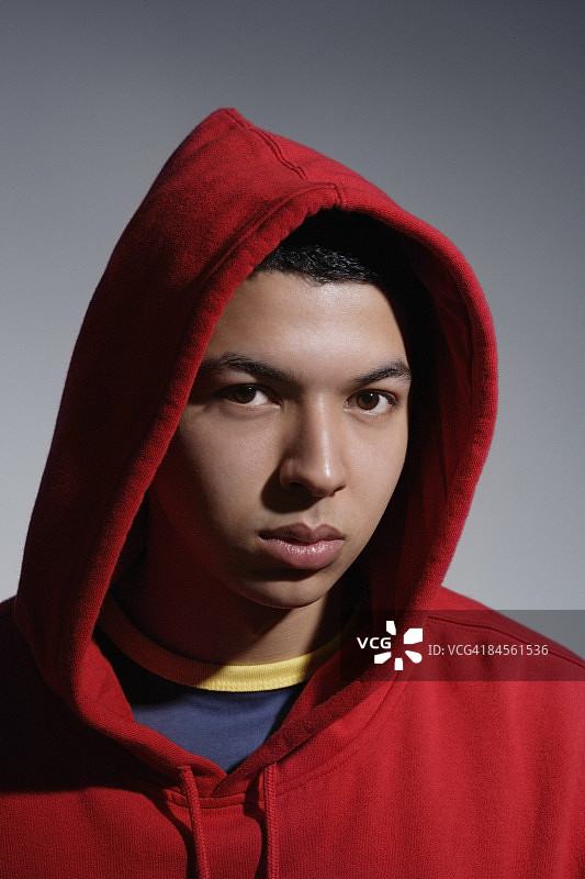 穿着红色连帽衫的年轻男人图片素材