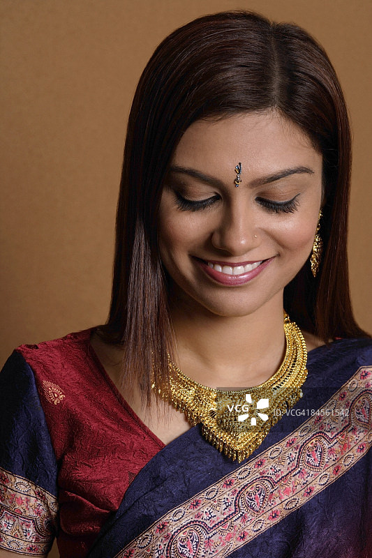 穿纱丽的印度女人肖像图片素材