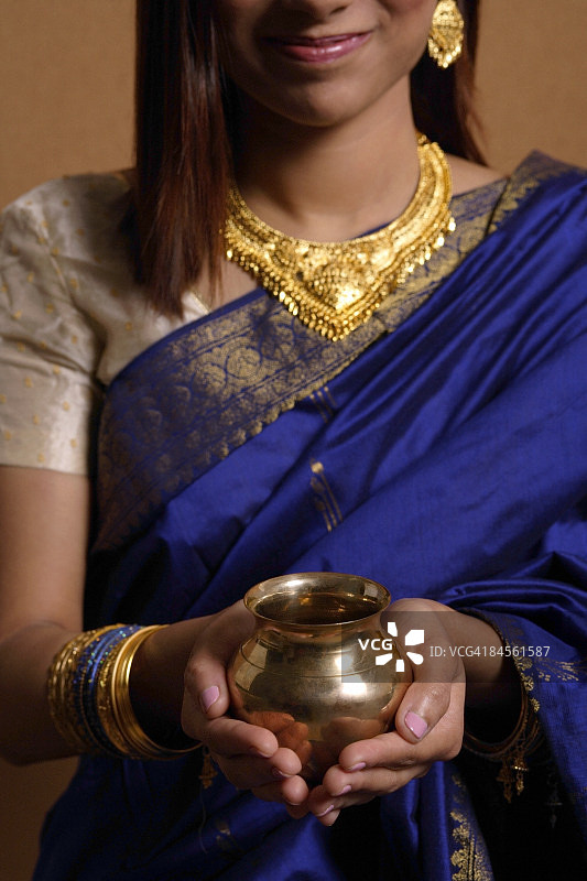 印度女人手持祭品图片素材