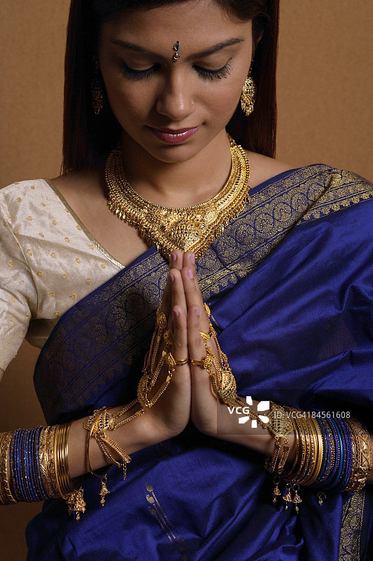 佩戴传统婚礼首饰的印度妇女图片素材