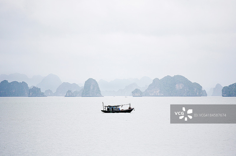 越南下龙湾的渔船，亚洲图片素材