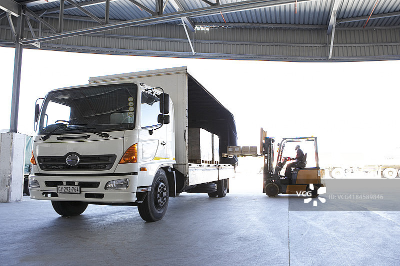 叉车正在装载卡车图片素材