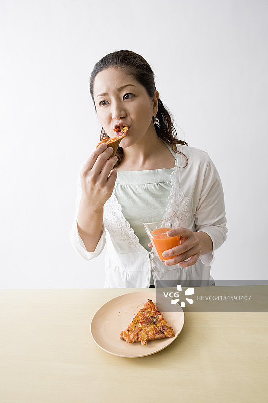 中年女人吃披萨图片素材