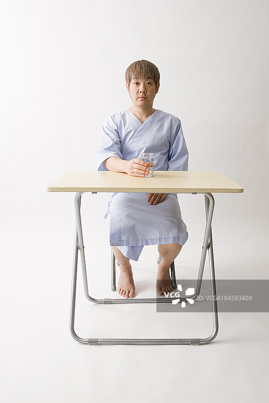 中年男人手持一杯水图片素材