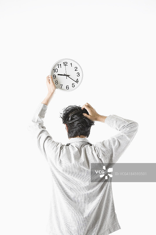 男人早上睡过头了图片素材