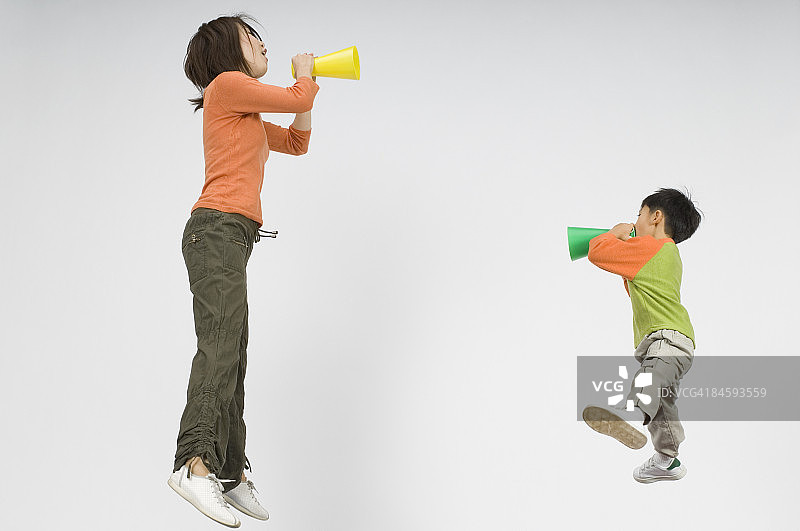 母子使用扩音器喊话图片素材