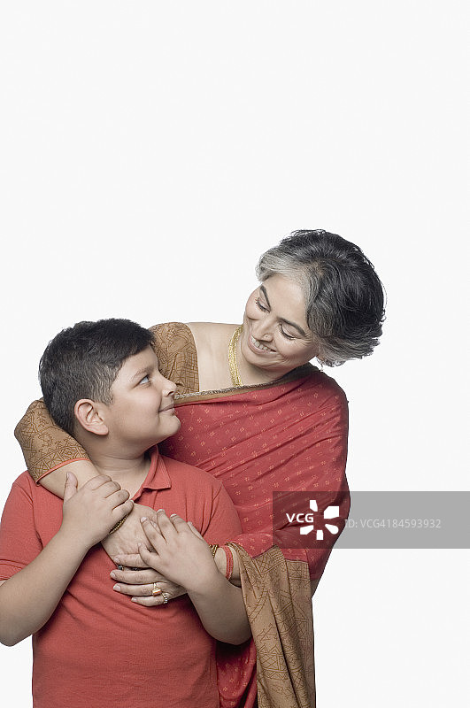 中年妇女和孙子对视微笑特写图片素材