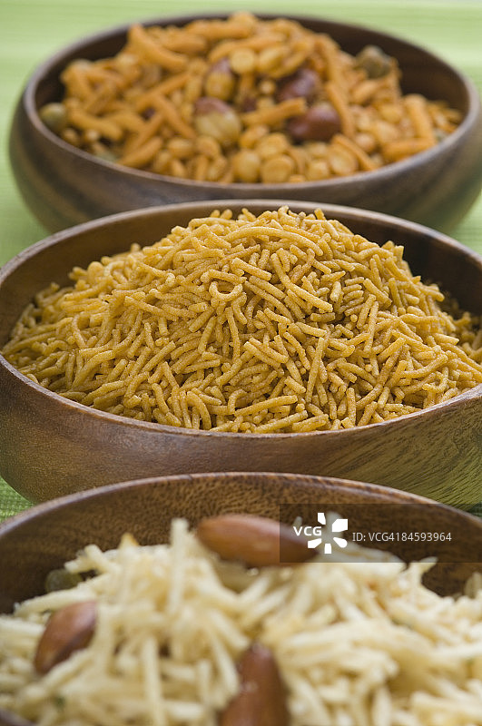 碗里各种类型零食的近景图片素材