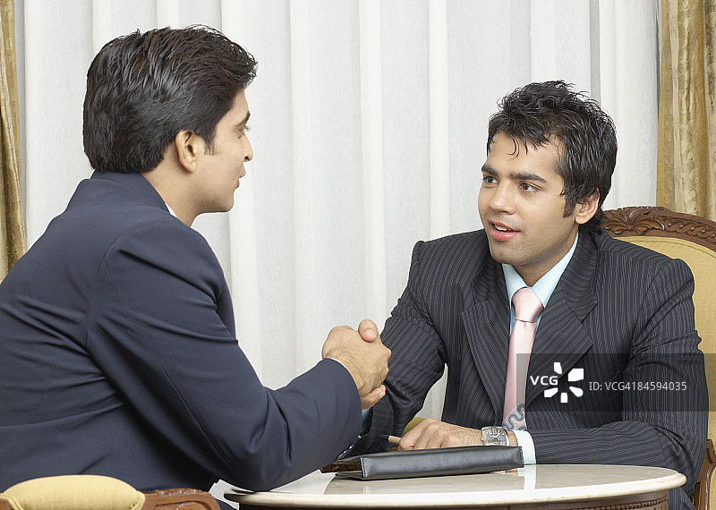 两个商人握手图片素材