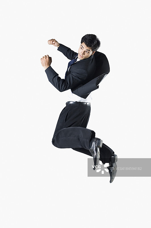 跳跃的商务男士侧面照图片素材