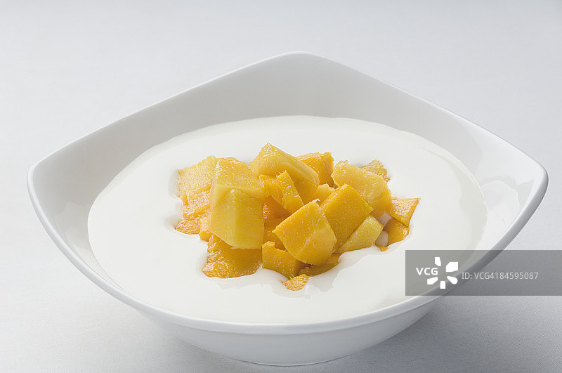 芒果片和奶油碗特写图片素材