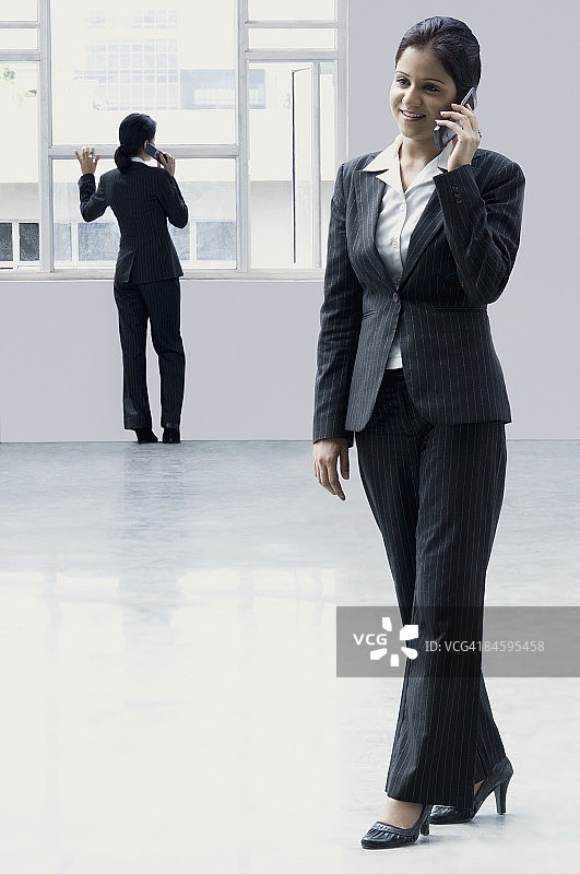 女商人用手机交谈图片素材