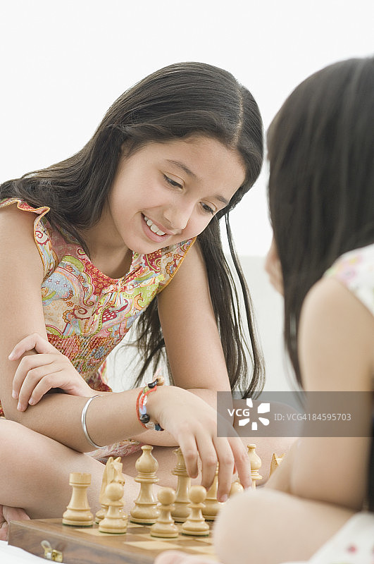两个女孩下棋的特写镜头图片素材