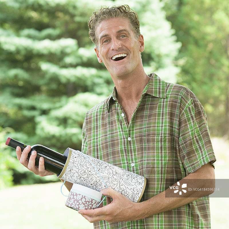 中年男人拿着香槟酒瓶图片素材