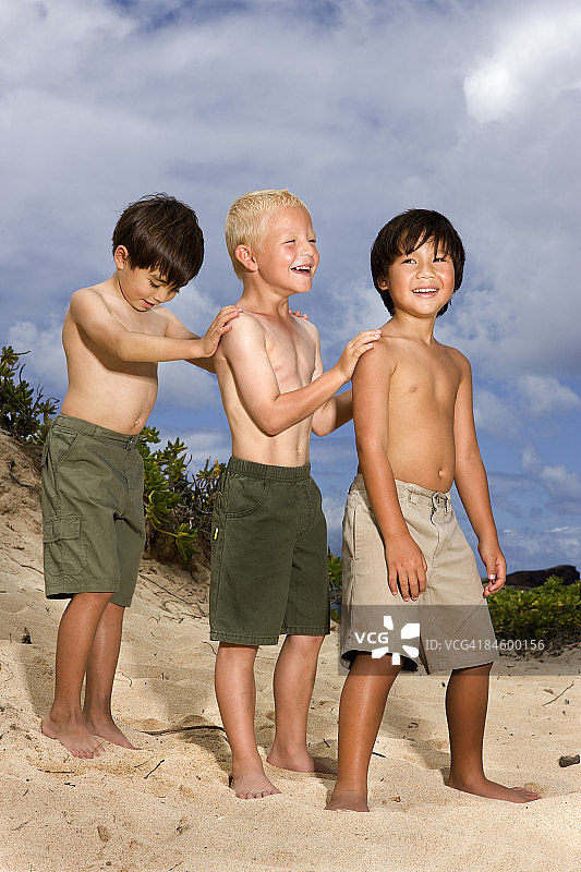 在沙丘上玩耍的男孩（7-9岁）图片素材