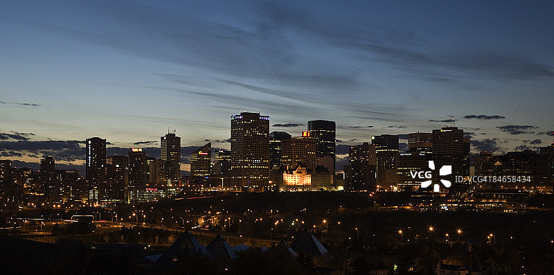 加拿大艾伯塔省埃德蒙顿黄昏时分的天际线图片素材