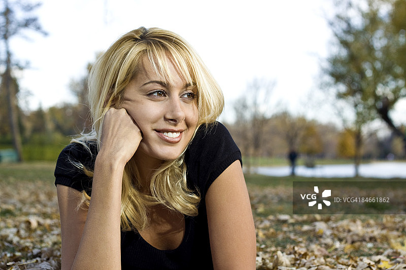 公园里的女人图片素材