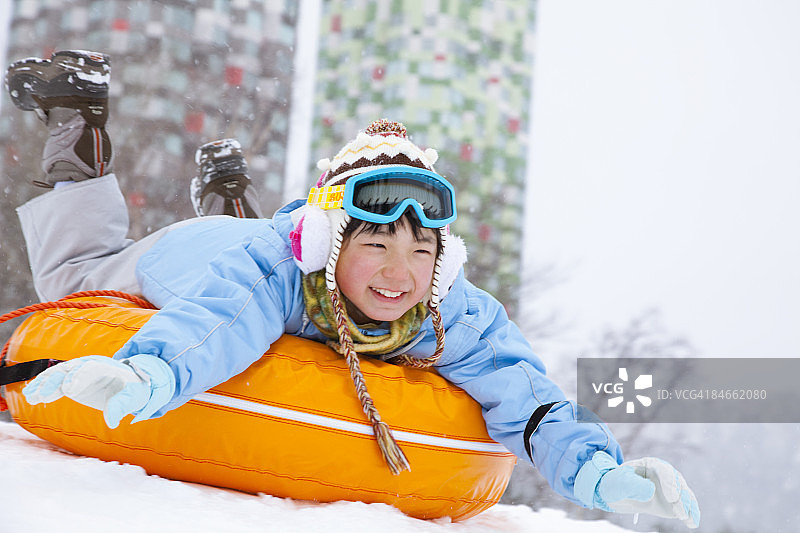 女孩在玩雪橇图片素材