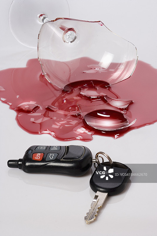 破碎的酒杯和车钥匙图片素材