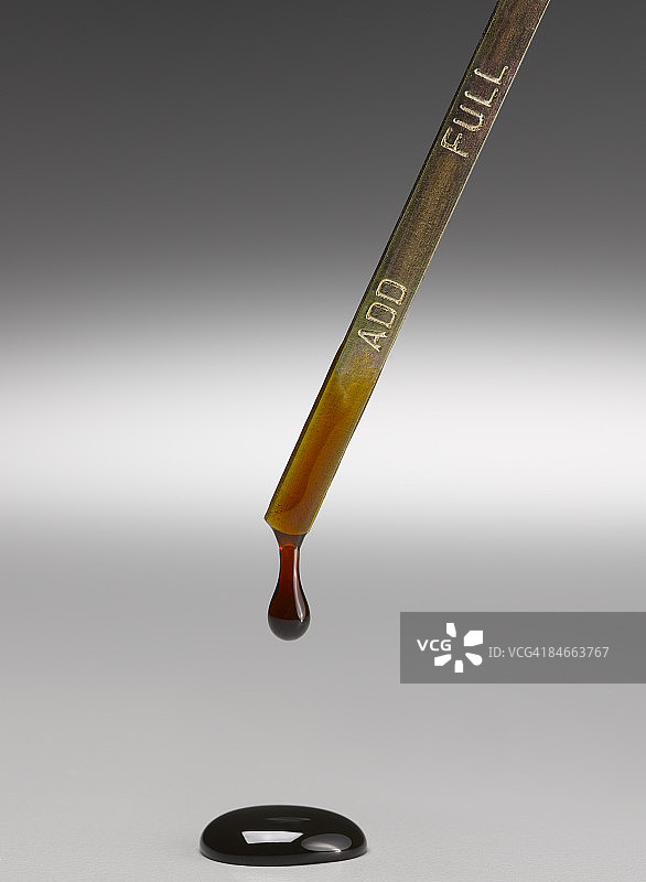 带油滴和水坑的量油尺图片素材