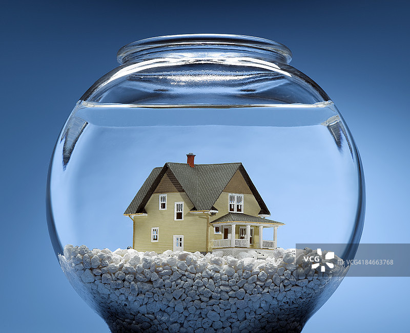 淹没在鱼缸中的房屋模型图片素材