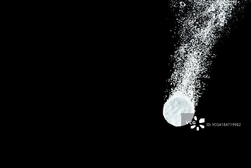 药丸在水中溶解图片素材