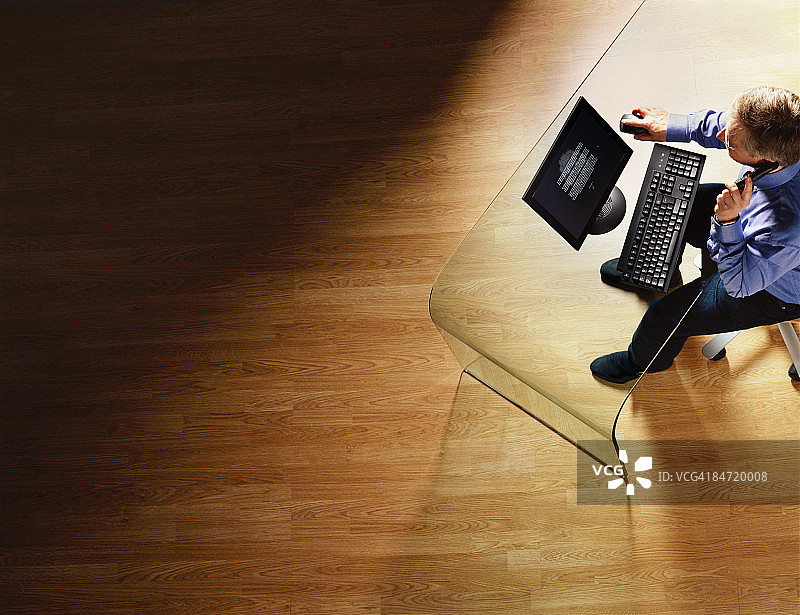 使用电脑的商人图片素材