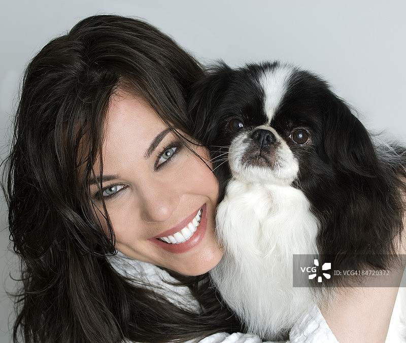 拥抱小狗的白人女性头像图片素材