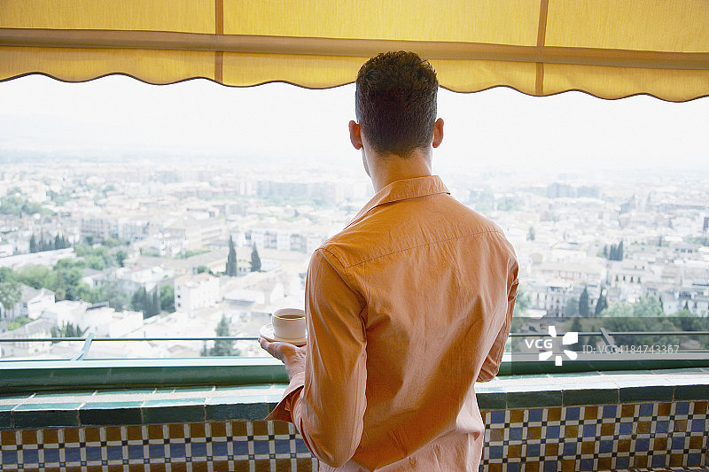 男人喝着浓缩咖啡欣赏风景图片素材