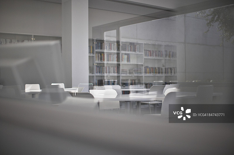 夜晚空旷的会议室图片素材