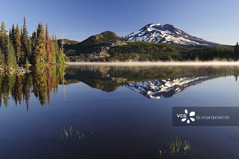 斯帕克斯湖和南姐妹峰，俄勒冈州图片素材