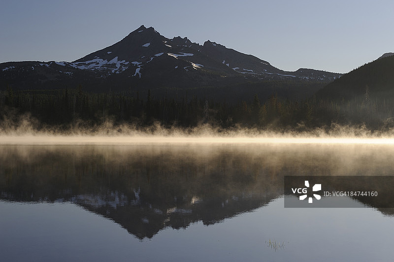 俄勒冈州斯帕克斯湖的崩塌山顶图片素材