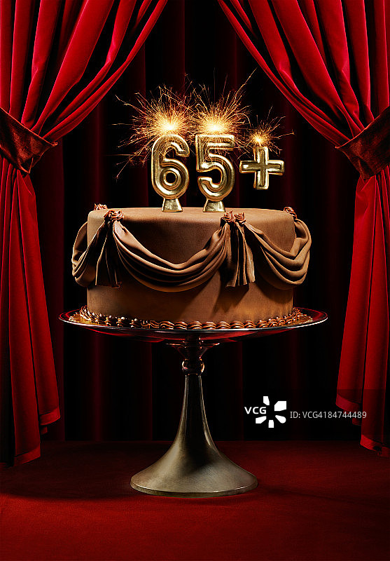 舞台上的65岁生日蛋糕图片素材