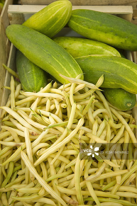 装有新鲜黄瓜和四季豆的木箱图片素材
