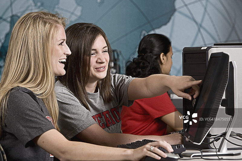 大学生一起使用电脑图片素材