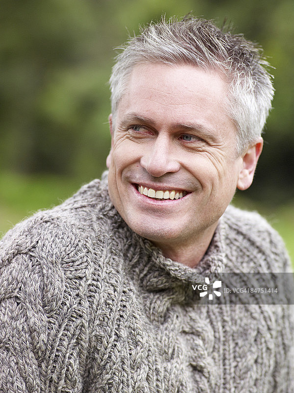 户外微笑的男子图片素材