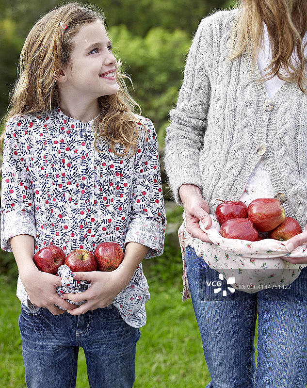 母女一起搬运苹果图片素材