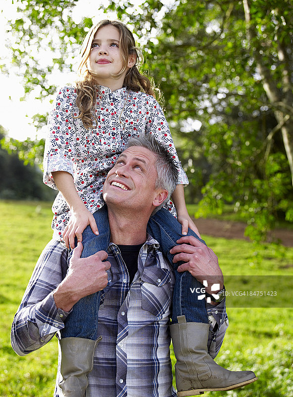 父亲扛着女儿图片素材