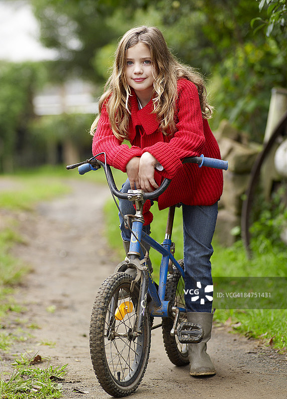 女孩趴在自行车车把上图片素材