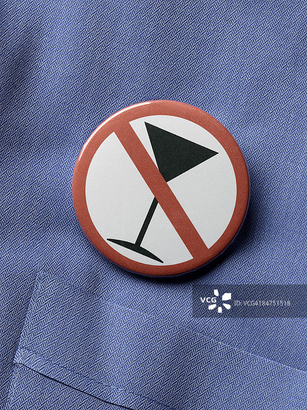 衬衫上的禁止酒精按钮图片素材